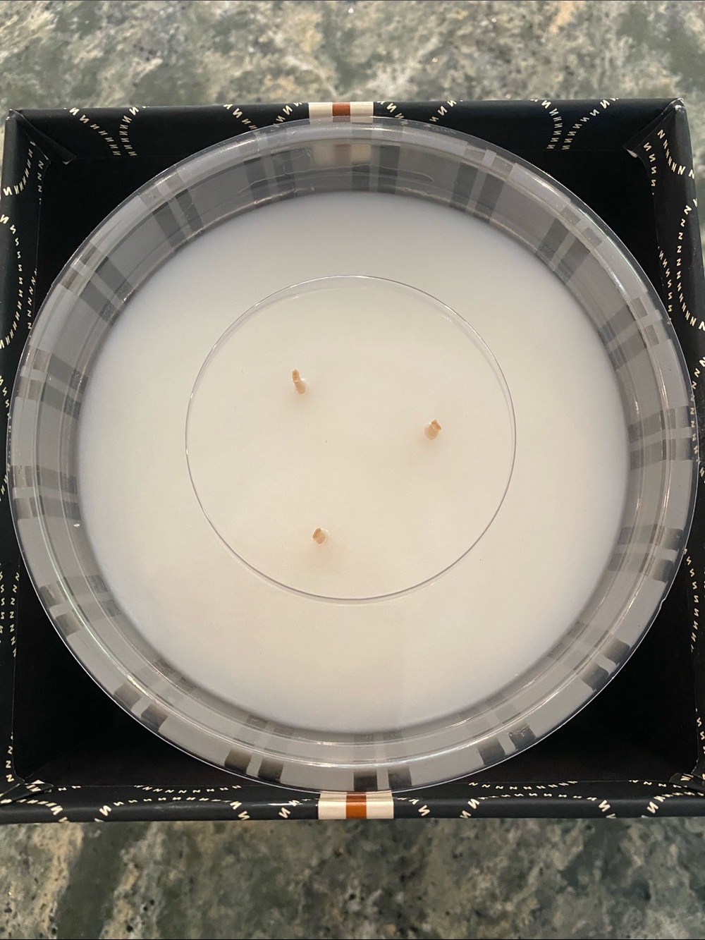 NEW NEST Vanilla Orchid & Almond Scented Candle - Picture 2 of 3